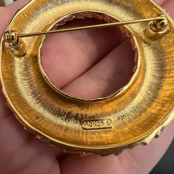 Vintage Brooch Monet Wreath Textured Circle Leaf Bark Overlapping Gold tone - Picture 7 of 12